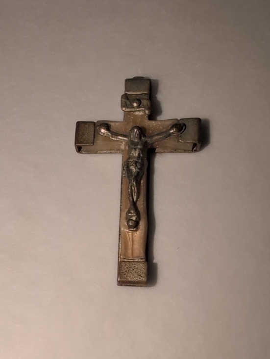 Jewelry - ❤️🔥10/$10❤️🔥 Vintage Crucifix Pendant Carved Mother Of Pearl